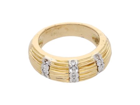 Anillo estilizado con diamantes en oro dos tonos 18 kilates. Sale