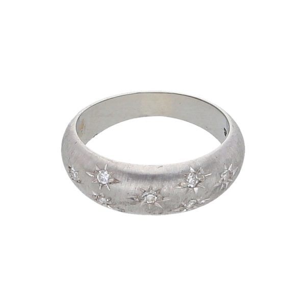 Anillo estriado con diamantes en oro blanco 18 kilates. Fashion